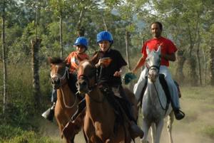 kids riding Serendipity horses learn to gallop in Costa Rica