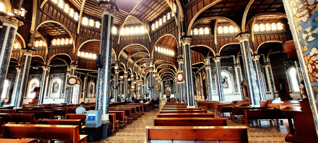 the interior of the Basilica de Los Angeles in Cartago